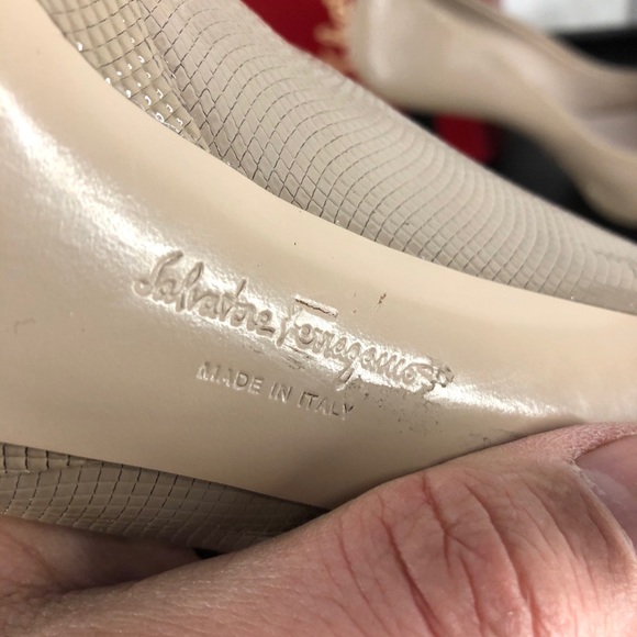 Salvador Ferragamo peep toe bow nude pumps size 7 - Picture 5 of 9